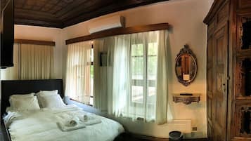 Standard Room | Minibar, in-room safe, bed sheets