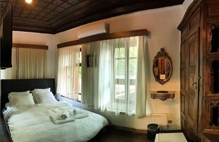 Standard Room | Minibar, in-room safe, bed sheets