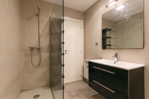 Shower, towels