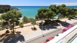 A coastal view with a beach, trees, and a road. - AirCon Apartment · Beachfront · WiFi · UHC SCALA MAR 305 (Salou)