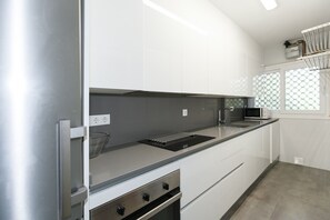 Een koelkast, een microgolfoven, een oven, een vaatwasser