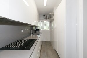 Een koelkast, een microgolfoven, een oven, een vaatwasser