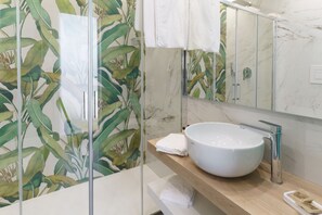 Douche, sèche-cheveux, bidet, serviettes fournies