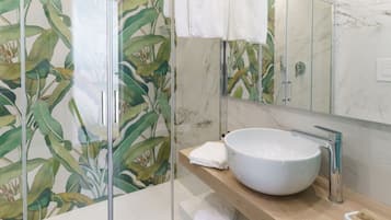 Doccia, asciugacapelli, bidet, asciugamani