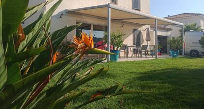Villa le goupil 2km from the beach of Les Lecques between sea and vineyards with swimming pool