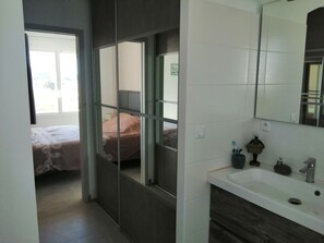 3 chambres, fer et planche à repasser, lit de bébé portatif