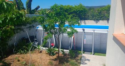 Villa le goupil 2km from the beach of Les Lecques between sea and vineyards with swimming pool