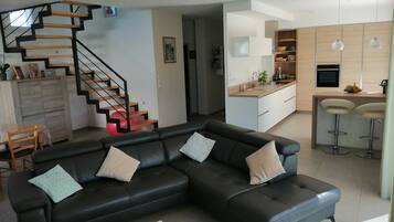 Télévision, jeux vidéo, lecteur de DVD, table de tennis de table