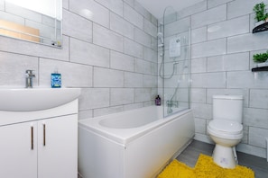Bathroom - Immaculate 4-bed House in Manchester (Manchester)