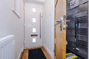 4 bedrooms, iron/ironing board, free WiFi, bed sheets