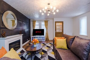Living room - Immaculate 4-bed House in Manchester (Manchester)