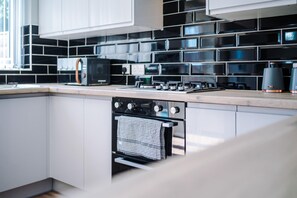 Fridge, microwave, oven, stovetop - Immaculate 4-bed House in Manchester (Manchester)