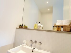 샤워 시설, 헤어드라이어, 타월