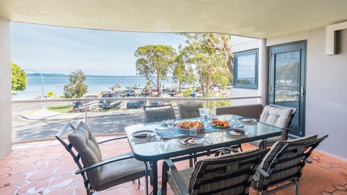 Florentine, 8 11 Columbia Close - opposite the beach with Air con and water views