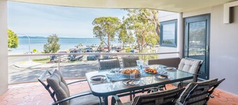 Florentine, 8 11 Columbia Close - opposite the beach with Air con and water views