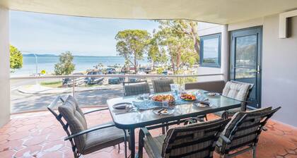 Florentine, 8 11 Columbia Close - opposite the beach with Air con and water views