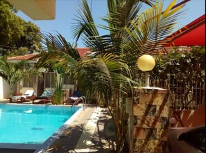 Una piscina al aire libre