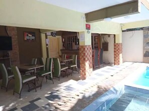 Una piscina al aire libre
