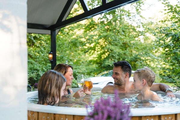 Tina de hidromasaje al aire libre