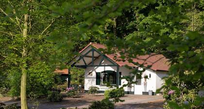 Cozy 4-person bungalow with lovely private outdoor hot tub.