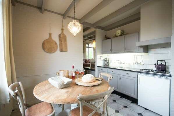 Een koelkast, een magnetron, een koffiezetapparaat/waterkoker