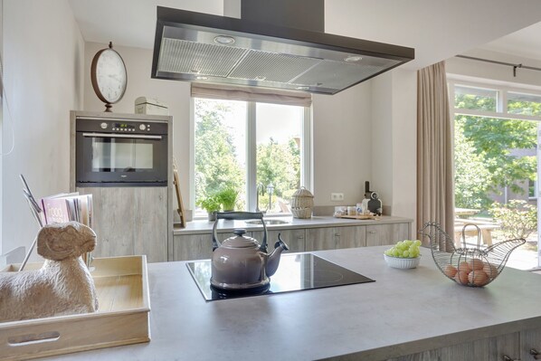 Frigorifero, microonde, lavastoviglie, macchina per tè/caffè