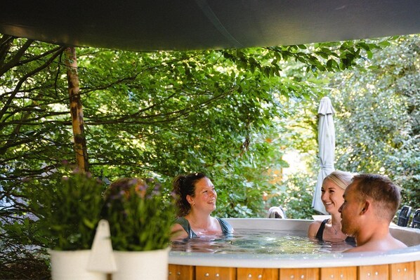 Outdoor spa tub - Extra Luxury 8-person villa with outdoor sauna and bubble bath (Uden)