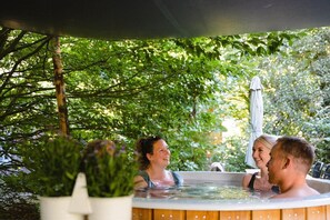 Outdoor spa tub - 12 person detached country house with trampoline & Private outdoor hot tub (Uden)
