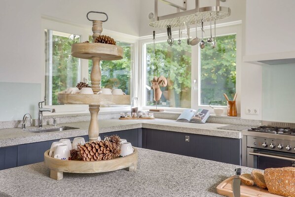 Fridge, oven, stovetop, dishwasher - 12 person detached country house with trampoline & Private outdoor hot tub (Uden)