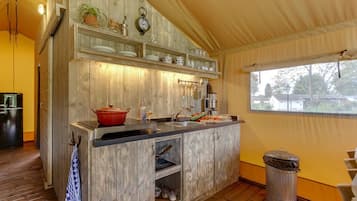 Fridge, coffee/tea maker