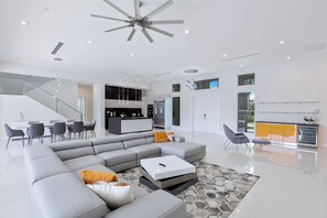 Smart-TV, Stereoanlage, Arbeitsbereiche