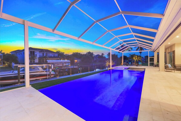 Außenpool, Infinity-Pool, Liegestühle