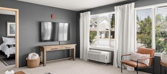 Lovely Pet Friendly 2bd / 2ba w/ Private Entrance, On Site Laundry & Dedicated Parking