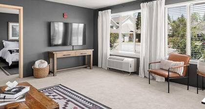 Lovely Pet Friendly 2bd / 2ba w/ Private Entrance, On Site Laundry & Dedicated Parking