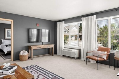 Lovely Pet Friendly 2bd / 2ba w/ Private Entrance, On Site Laundry & Dedicated Parking