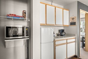 Een koelkast, een microgolfoven, een koffiezetapparaat/waterkoker
