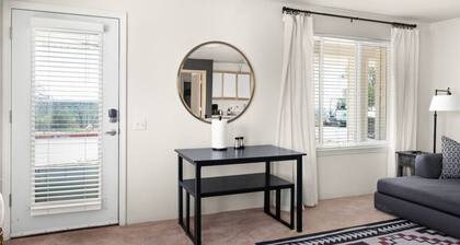 Lovely Pet Friendly 2bd / 2ba w/ Private Entrance, On Site Laundry & Dedicated Parking