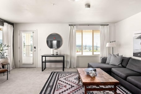 Smart-TV, Bücher. Lovely Pet Friendly 2bd / 2ba w/ Private Entrance, On Site Laundry & Dedicated Parking