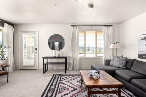 Lovely Pet Friendly 2bd / 2ba w/ Private Entrance, On Site Laundry & Dedicated Parking