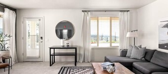 Lovely Pet Friendly 2bd / 2ba w/ Private Entrance, On Site Laundry & Dedicated Parking