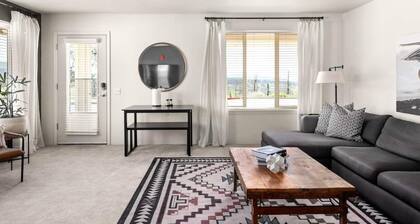 Lovely Pet Friendly 2bd / 2ba w/ Private Entrance, On Site Laundry & Dedicated Parking