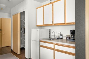 Kühlschrank, Mikrowelle, Wasserkocher mit Kaffee-/Teezubehör