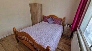 2 bedrooms, free WiFi, bed sheets - Charming 2-bed House in Slough (Slough)
