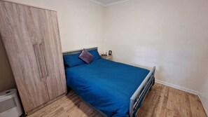 2 bedrooms, free WiFi, bed sheets - Charming 2-bed House in Slough (Slough)