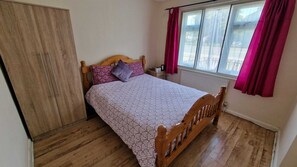 2 bedrooms, free WiFi, bed sheets - Charming 2-bed House in Slough (Slough)