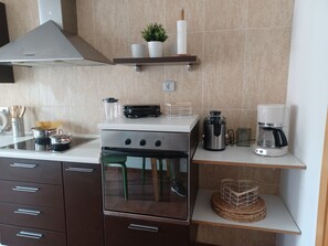 Refrigerador, horno, parrilla de estufa y cafetera y tetera