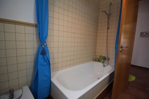 Badewanne, Haartrockner, Bidet, Handtücher