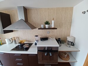 Fridge, oven, stovetop, coffee/tea maker