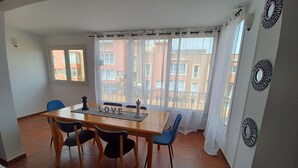 A dining area with a wooden table, four chairs, and a 'LOVE' sign. - Ideal apartment for large families and groups of friends (Corralejo)