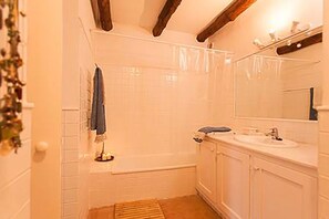Combined shower/tub, bidet, towels, shampoo